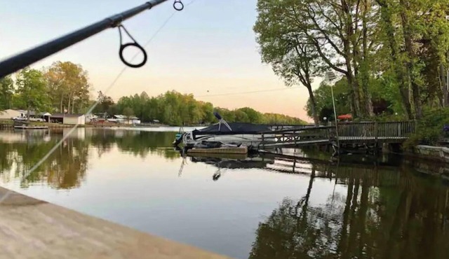 High Rock lakefront escape-dock, firepit, kayak, paddle board, fishing, swimming