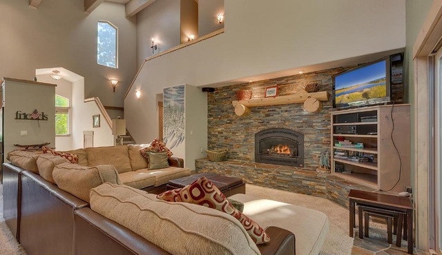 High Sierra at Dollar Point - Private Hot Tub, Close to Ski Resorts, Pet Friendly!