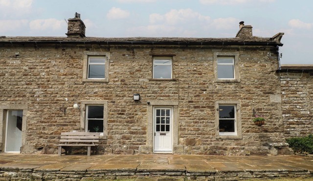 HIGH SMARBER, family friendly, with open fire in Low Row