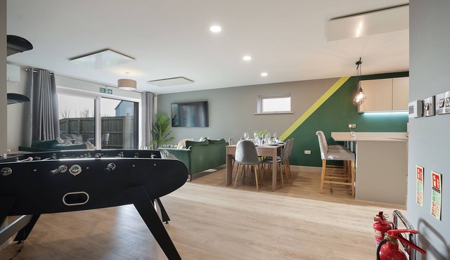 High spec, 4 bed family eco-home w/private gym & tennis courts in Lincolnshire.