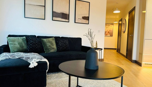 High-Spec Modern 2 Bed Apartment- Private Parking