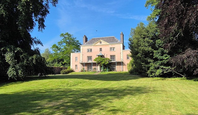 High spec, self contained apartment with garden in Georgian Manor House