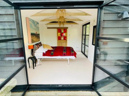 High spec studio cabin-Farnham centre