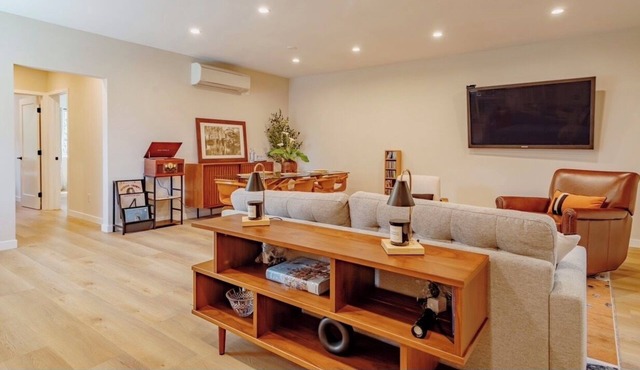 High speed WiFi, Parking, Quiet &Serene- Many LA Attractions a 15 Minute Drive!