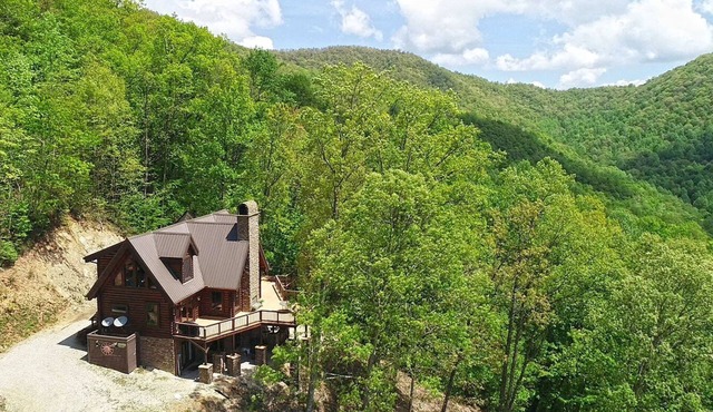 High Spring Retreat Secluded, Luxury Cabin with Sweeping Mountain Views