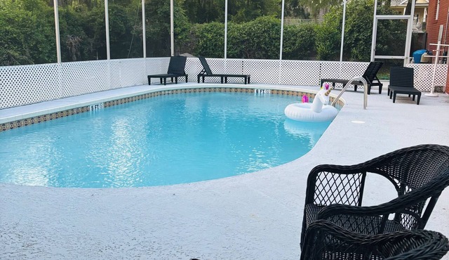 High Springs Hideaway – 4BR w/Pool & Bar Near Springs & UF Walk to Town