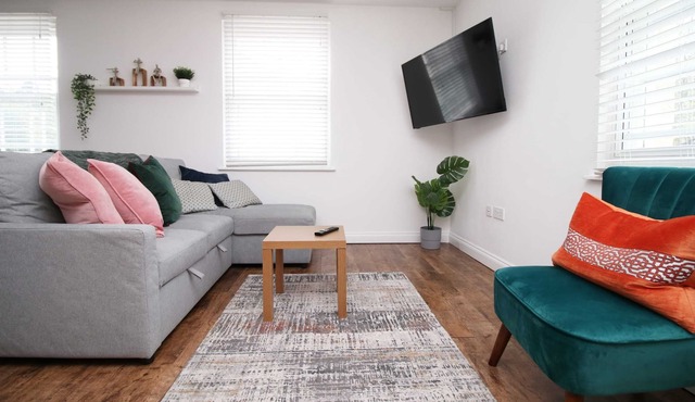 High St, Batheaston by Mia Living (Stylish & modern 1 bedroom property with FREE