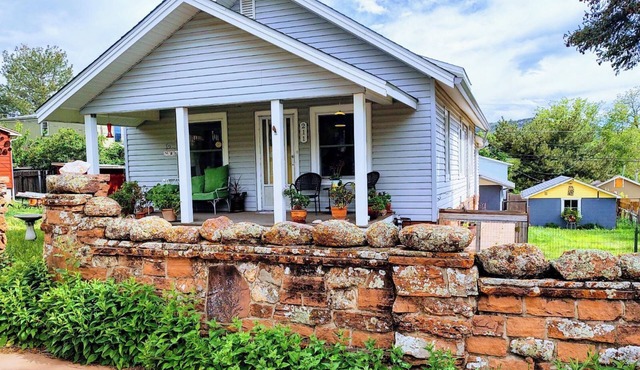 High St. Bungalow; 30 Day+ Lyons Gem! Mt Views, Location, Music, Dog Friendly