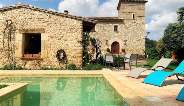 High standard holiday villa in town close to Barcelona