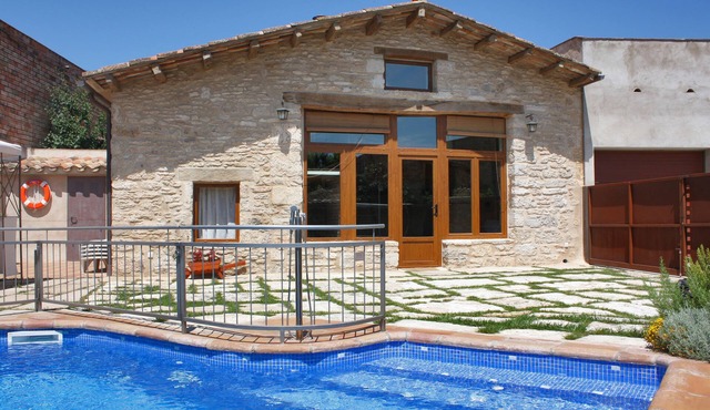 High standard house with private pool, 2 km. from Banyoles lake and beaches.