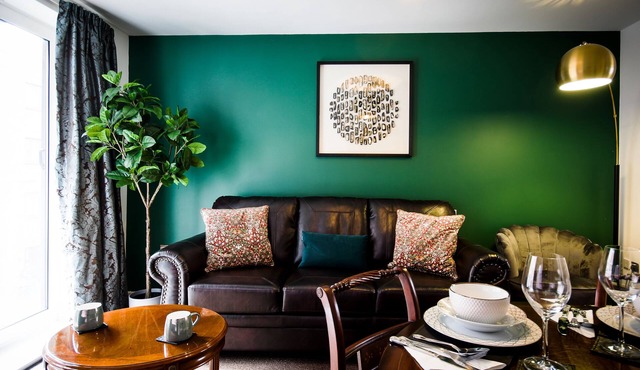 High Street 2 BR Apartment - King Bed | Wise Stays