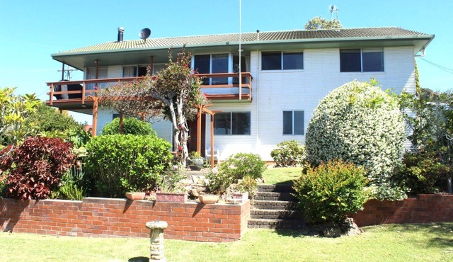 High Street Retreat is set in the heart of Black Head & has magnificent.