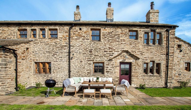 HIGH STUBBING FARM, with hot tub in Cowling