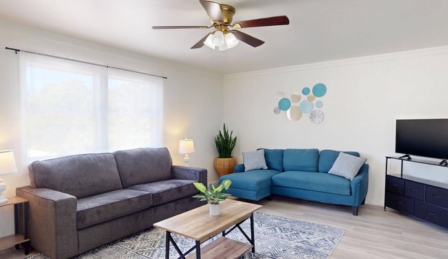 High Tide Estate - [2BD, 1BA, POOL]