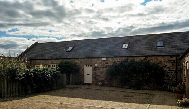 HIGH TIDE, pet friendly, with a garden in Newton-By-The-Sea