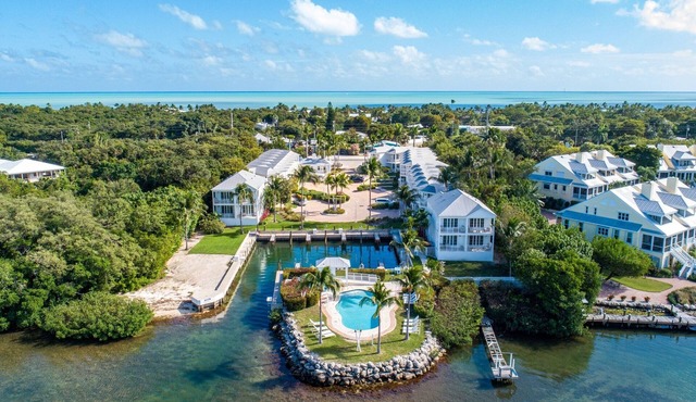 High Tides and Good Vibes! 4 Spacious Units, Outdoor Pool, Free Parking