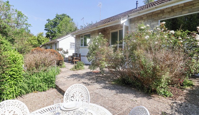 HIGH TREES, pet friendly, country holiday cottage in Lyme Regis