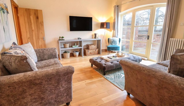 HIGH TREES, pet friendly, with a garden in Sandbach