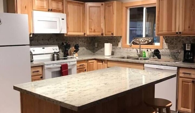 High Valley Hideaway - Wi-Fi, Hot Tub, Smart TV's, BBQ