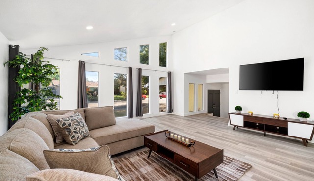 High Vaulted Ceiling w/ Ping Pong Sun Rm & Parking