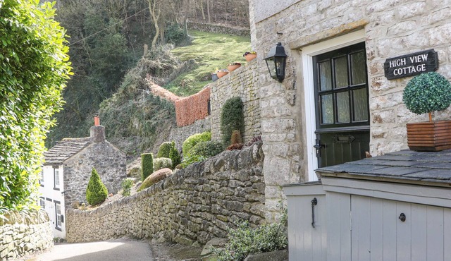 HIGH VIEW COTTAGE, pet friendly in Castleton, Peak District