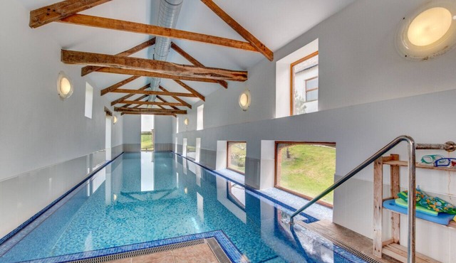 High View Farmhouse - Six Bedroom House, Sleeps 12