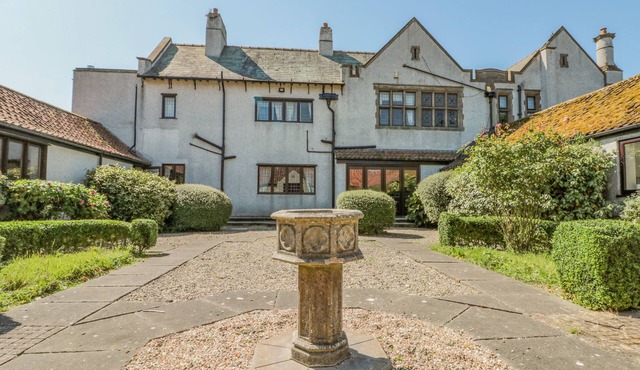 HIGHCLIFFE MANOR, pet friendly, with hot tub in Flamborough