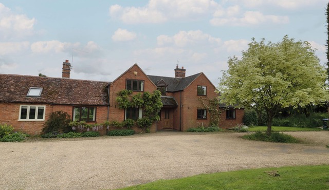 HIGHCROFT, pet friendly, with open fire in Stratford-Upon-Avon