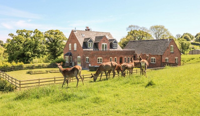 HIGHCROFT, pet friendly, with hot tub in Turnditch