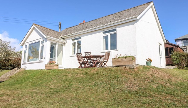 HIGHDOWN, pet friendly, country holiday cottage in Bigbury-On-Sea