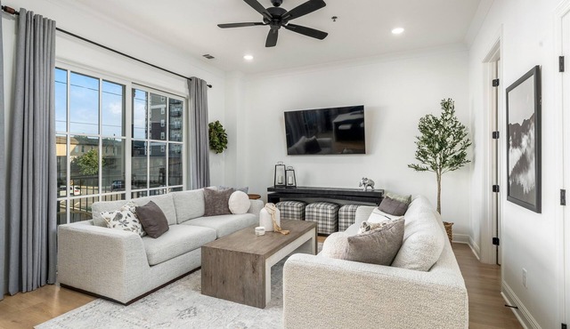 Highend Stadium View Home, Pool & Game Room Garage
