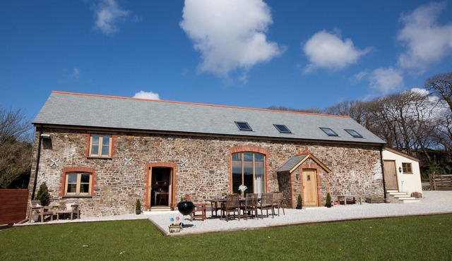 HIGHER FORDA, pet friendly, with hot tub in Bradworthy