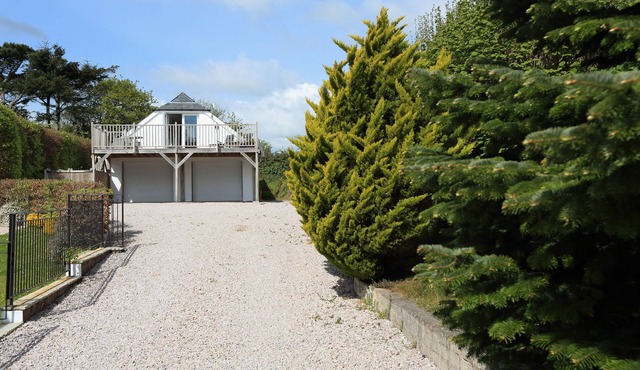 HIGHER GITCOMBE LODGE, pet friendly, with hot tub in Dartmouth