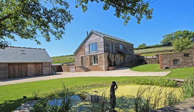 HIGHER HILL BARN, family friendly, luxury holiday cottage in Sherford