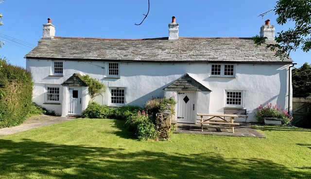 HIGHER HILL HOUSE, pet friendly, with open fire in Crackington Haven
