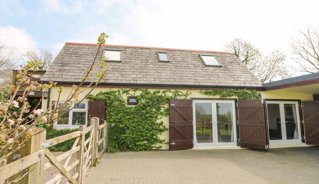 HIGHER KERNICK STABLE, pet friendly, with a garden in Blisland