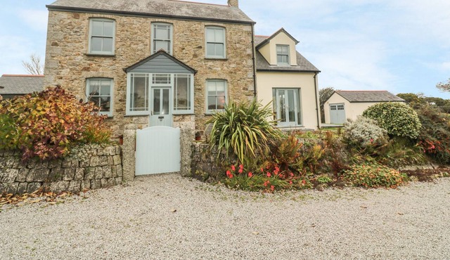 HIGHER LITTLE LIDGEY, family friendly, with open fire in Penryn