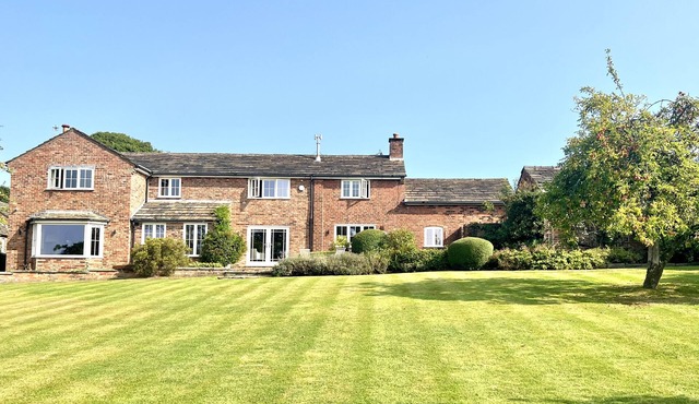 HIGHER PARK FARM, pet friendly, with a garden in Alderley Edge