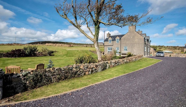 Highfield - a sea view that sleeps 6 guests in 3 bedrooms