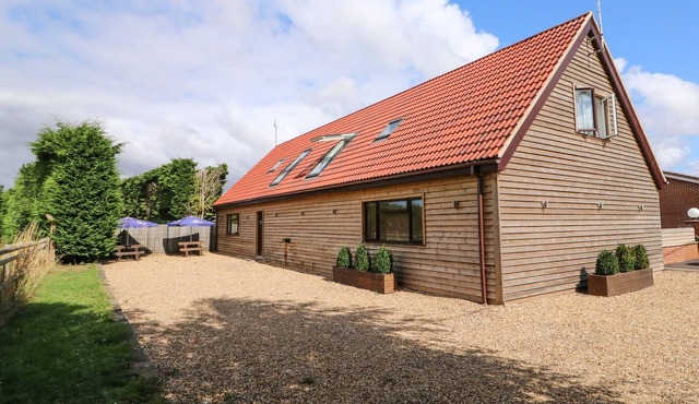 HIGHFIELD BARN, romantic, character holiday cottage in Upwell