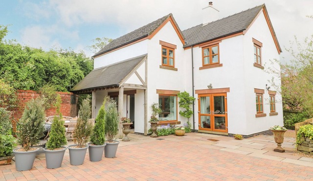 HIGHFIELD HOUSE, pet friendly, with open fire in Leek