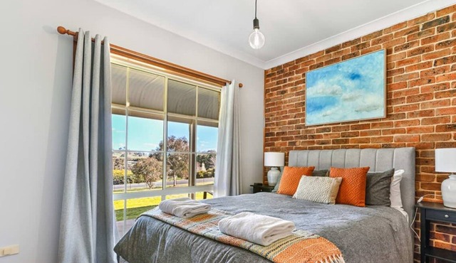 Highfields - Rural Entertainer with Valley Views