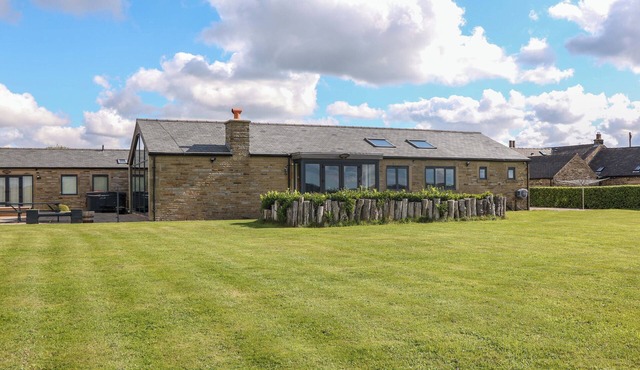 HIGHGATE HOUSE, family friendly, with hot tub in Dronfield