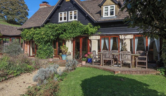 HIGHGROVE BARN, pet friendly, character holiday cottage in Painswick