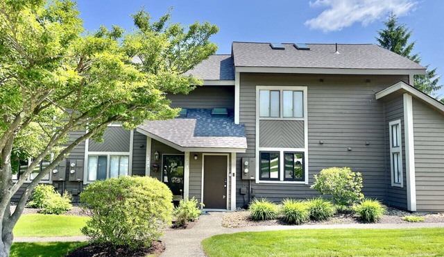 🏡 Highland Breeze Loft |Pool Steps Away | Ideal for Longer Stays | Pets Welcome