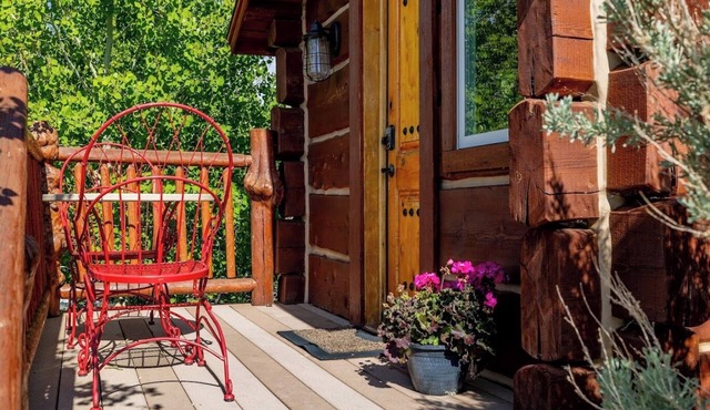 Highland Bunkhouse- Direct River Access, Mountain Views, Couples Retreat