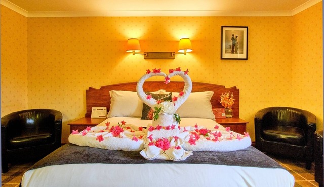 Highland Getaway with On-Site Dining, Scenic Gardens & National Park Access