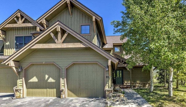 Highland Greens 93: Gorgeous Townhome with Private Hot Tub.