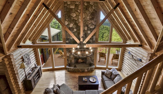 Highland Haven - 4200+ sf w/Hot Tub | Long Range Views | Billiards/Ping Pong