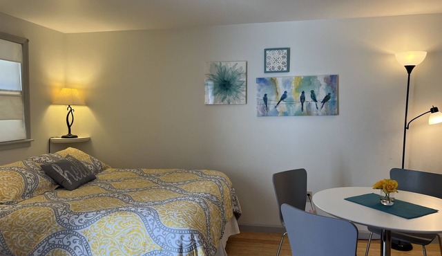 Highland Haven Under 5 minutes to All Star, 2nd floor studio, private entrance